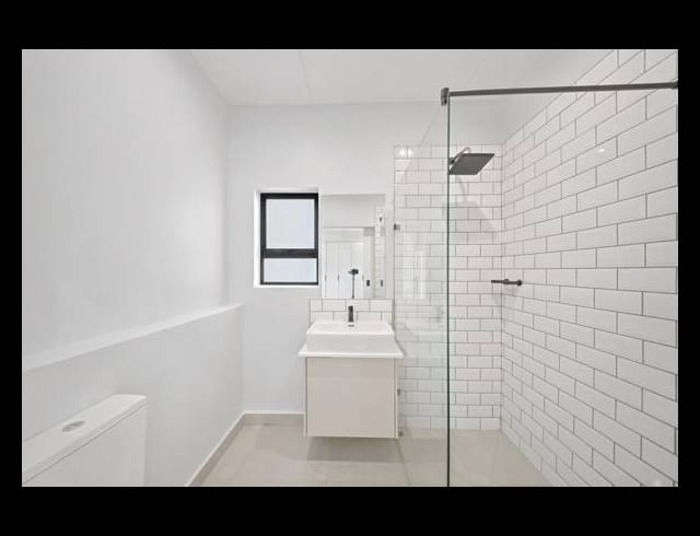 3 BEDROOM APARTMENT FOR SALE IN BRYANSTON